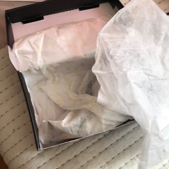 Woman’s Shoes - Picture 6 of 6